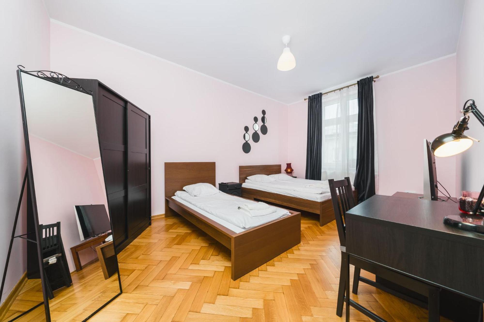 Modern Urban Escape - Old Town Apartment - By Upstairs Cracóvia Exterior foto